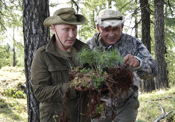 俄羅斯總統弗拉基米爾·普京與俄羅斯防長謝爾蓋·紹伊古在圖瓦共和國葉尼塞河度假。 - 俄羅斯衛星通訊社