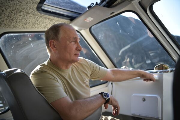 俄羅斯總統弗拉基米爾·普京在圖瓦共和國薩彥-舒申斯科耶自然保護區葉尼塞河度假。 - 俄羅斯衛星通訊社