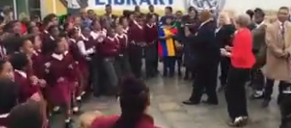 特蕾莎·梅讓一些評論員稱想到了《飛出個未來》和《鐵皮伐木工》里的機器人。 - 俄羅斯衛星通訊社