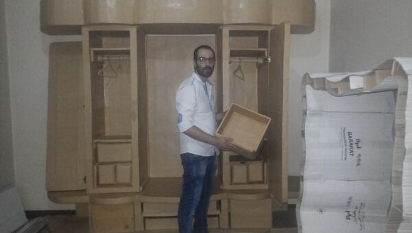 敘利亞人用紙板造傢具 - 俄羅斯衛星通訊社