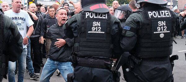 警察和抗议者 （开姆尼茨市） - 俄罗斯卫星通讯社