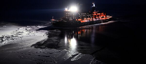 Вид с вертолета на атомный ледокол 50 лет Победы, движущийся к Северному полюсу - 俄罗斯卫星通讯社