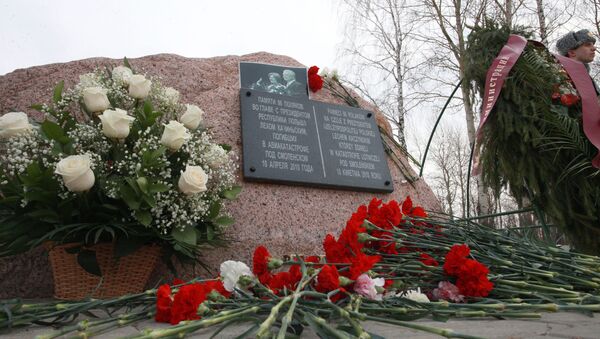 Цветы у памятного камня, установленного на месте крушения польского самолета Ту-154 под Смоленском - 俄羅斯衛星通訊社