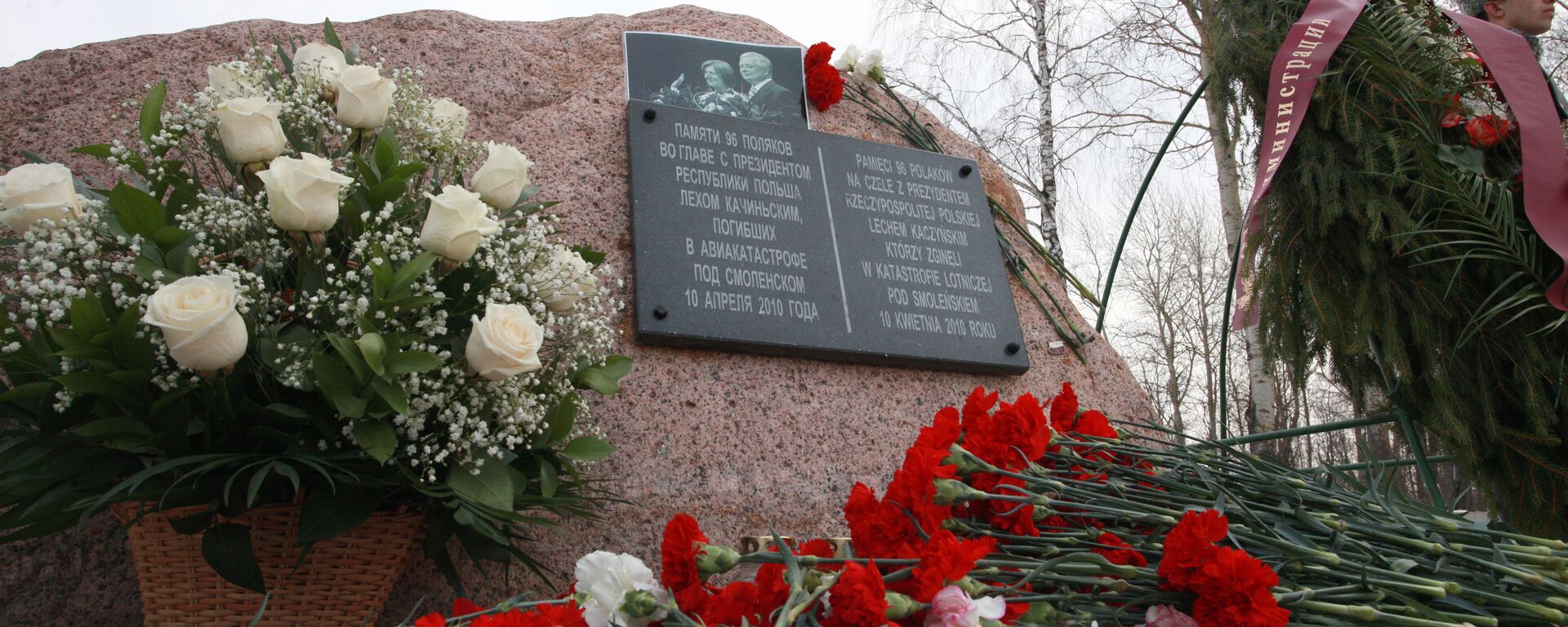 Цветы у памятного камня, установленного на месте крушения польского самолета Ту-154 под Смоленском - 俄罗斯卫星通讯社, 1920, 01.08.2020
