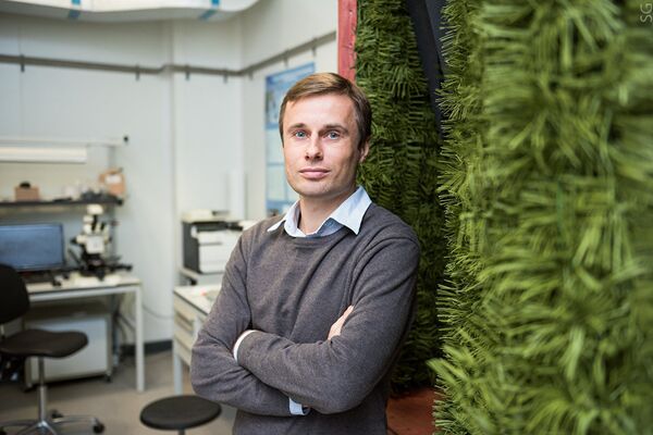 俄罗斯国NUST MISIS学院（原名莫斯科国立钢铁合金学院）超导超材料实验室研究员、副教授、技术科学副博士阿列克谢·巴沙林是用于伪装纳米传感器的新型超材料的研发人员之一 - 俄罗斯卫星通讯社