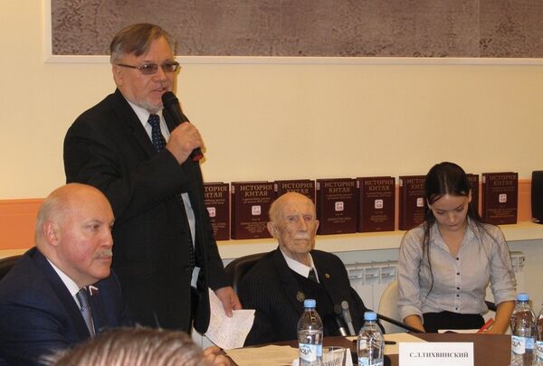 谢尔盖·齐赫文斯基在十卷本《中国历史》发布会上(照片中心) 谢尔盖·齐赫文斯基在十卷本《中国历史》发布会上(照片中心) - 俄罗斯卫星通讯社