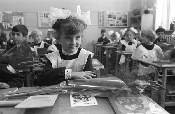一年级新生，1983年 - 俄罗斯卫星通讯社