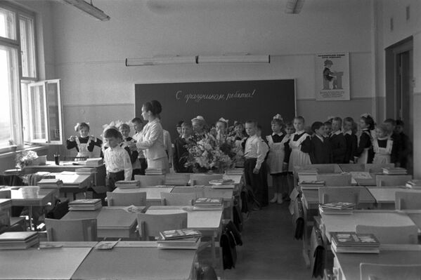 一年級新生的第一課：熟悉學校。1971年。 - 俄羅斯衛星通訊社