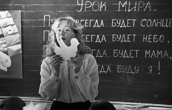 在伊尔库茨克第39中学的和平课程，1986年。 - 俄罗斯卫星通讯社
