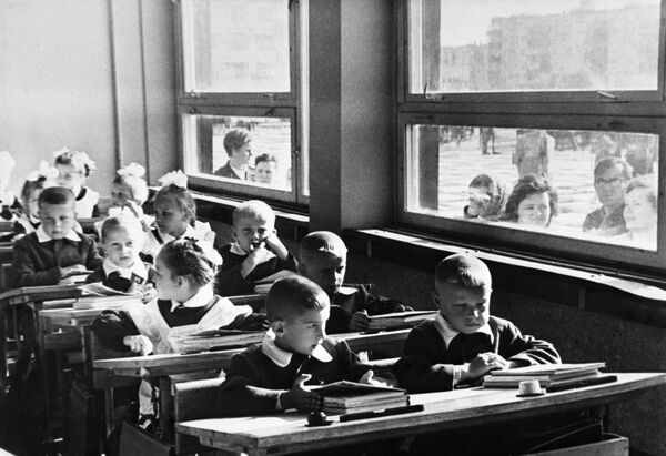 一年级新生的第一课：熟悉学校。1970年。 - 俄罗斯卫星通讯社