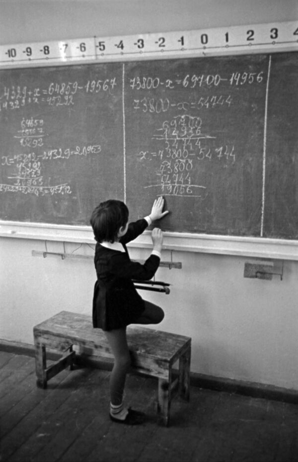数学课上，一名一年级新生在黑板上解题 - 俄罗斯卫星通讯社