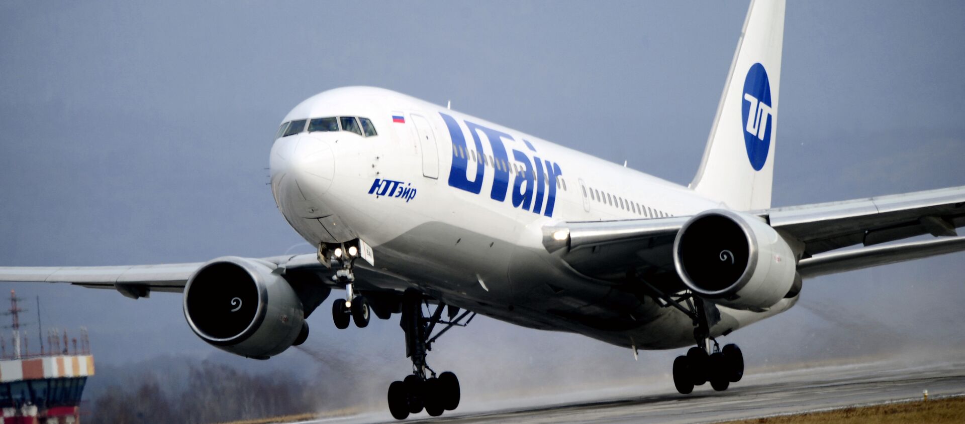 Самолет Boeing 767-200 авиакомпании ЮТэйр во время посадки в аэропорту Владивостока. Первый авиарейс авиакомпании Ютэйр по маршруту Москва — Владивосток и обратно. Необходимость в новом перевозчике возникла после ухода с рынка компании Трансаэро. - 俄罗斯卫星通讯社, 1920, 18.08.2021