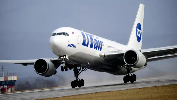 Самолет Boeing 767-200 авиакомпании ЮТэйр во время посадки в аэропорту Владивостока. Первый авиарейс авиакомпании Ютэйр по маршруту Москва — Владивосток и обратно. Необходимость в новом перевозчике возникла после ухода с рынка компании Трансаэро. - 俄羅斯衛星通訊社