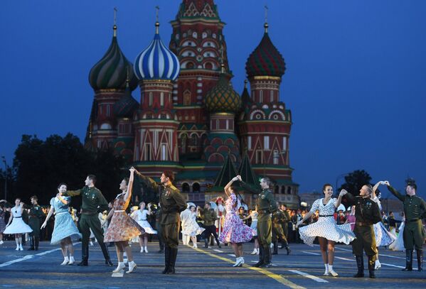莫斯科紅場第11屆“斯巴斯克塔”國際軍事音樂節開幕式上的舞者。 - 俄羅斯衛星通訊社