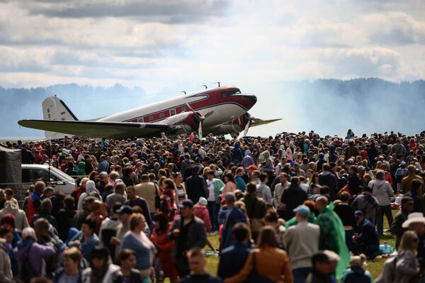 道格拉斯DC-3飛機和觀眾在新西伯利亞州馬奇什機場的“我們在哪裡勝利就在哪裡”航空節上。 - 俄羅斯衛星通訊社
