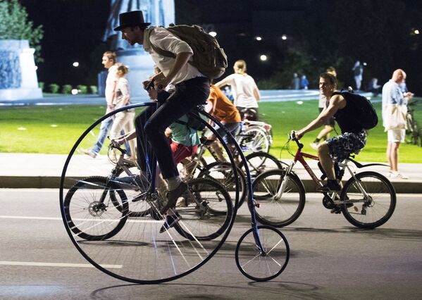 莫斯科夜晚自行車巡遊活動的參加者。 - 俄羅斯衛星通訊社