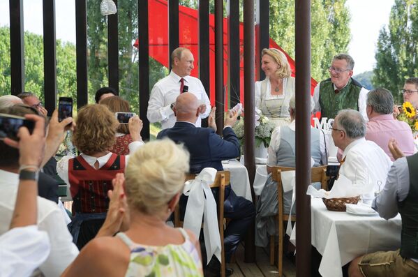 2018年8月18日。俄羅斯總統弗拉基米爾•普京在奧地利外長卡琳•克奈斯爾和商人沃爾夫岡•邁林格的婚禮上。 - 俄羅斯衛星通訊社