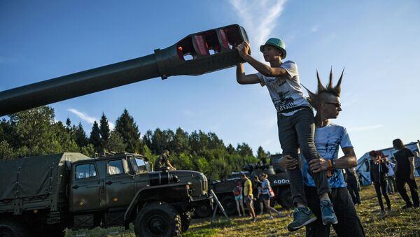 觀眾在特維爾州大扎維多沃村軍事武器展的“入侵”露天音樂節上。 - 俄羅斯衛星通訊社