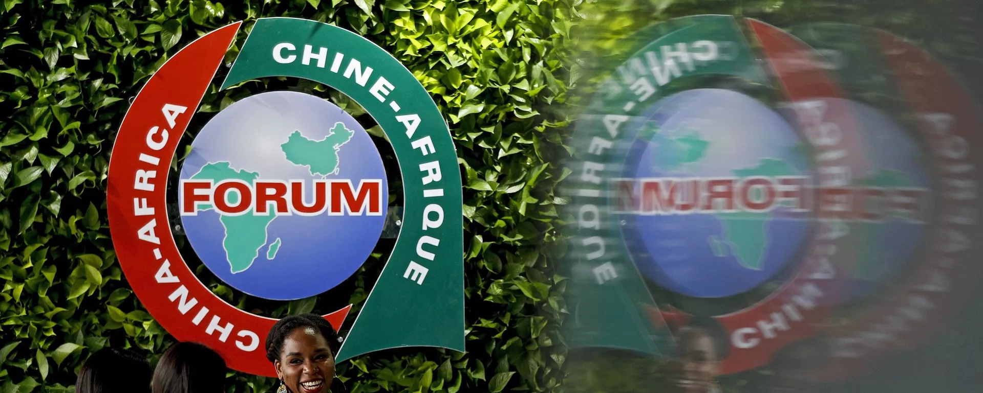 An African delegate talks with the Chinese women as they walk by the logo of the Forum on China-Africa Cooperation on display at the venue in Beijing - 俄罗斯卫星通讯社, 1920, 04.08.2026