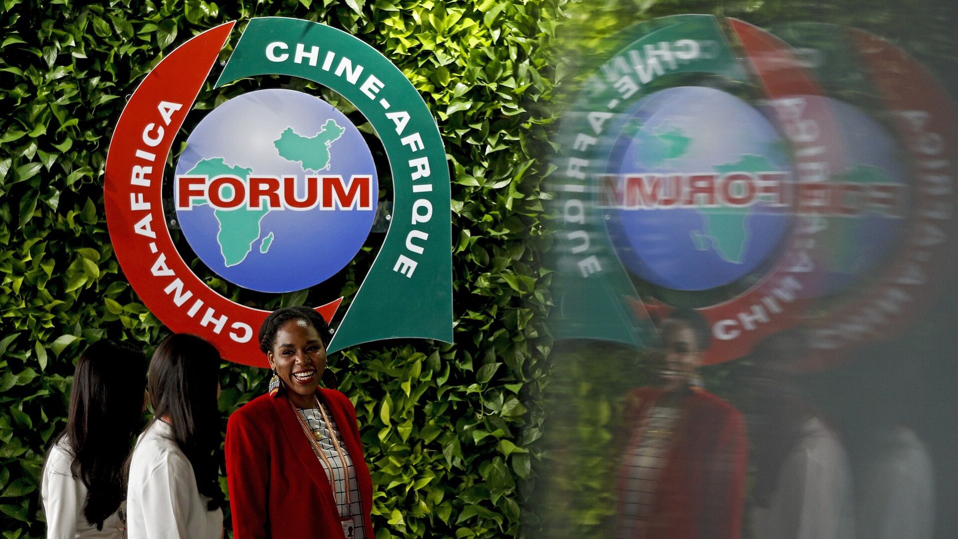 An African delegate talks with the Chinese women as they walk by the logo of the Forum on China-Africa Cooperation on display at the venue in Beijing An African delegate talks with the Chinese women as they walk by the logo of the Forum on China-Africa Cooperation on display at the venue in Beijing - 俄罗斯卫星通讯社, 1920, 04.08.2026