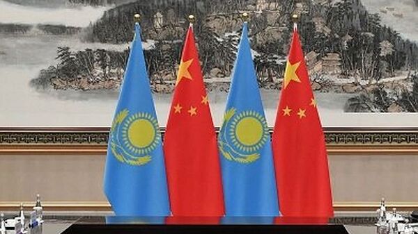 中國和哈薩克斯坦國旗 - 俄羅斯衛星通訊社