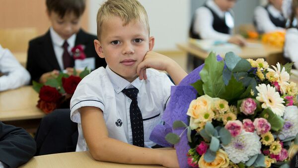 知識日：一年級學生帶著給老師的花束進入學校 - 俄羅斯衛星通訊社