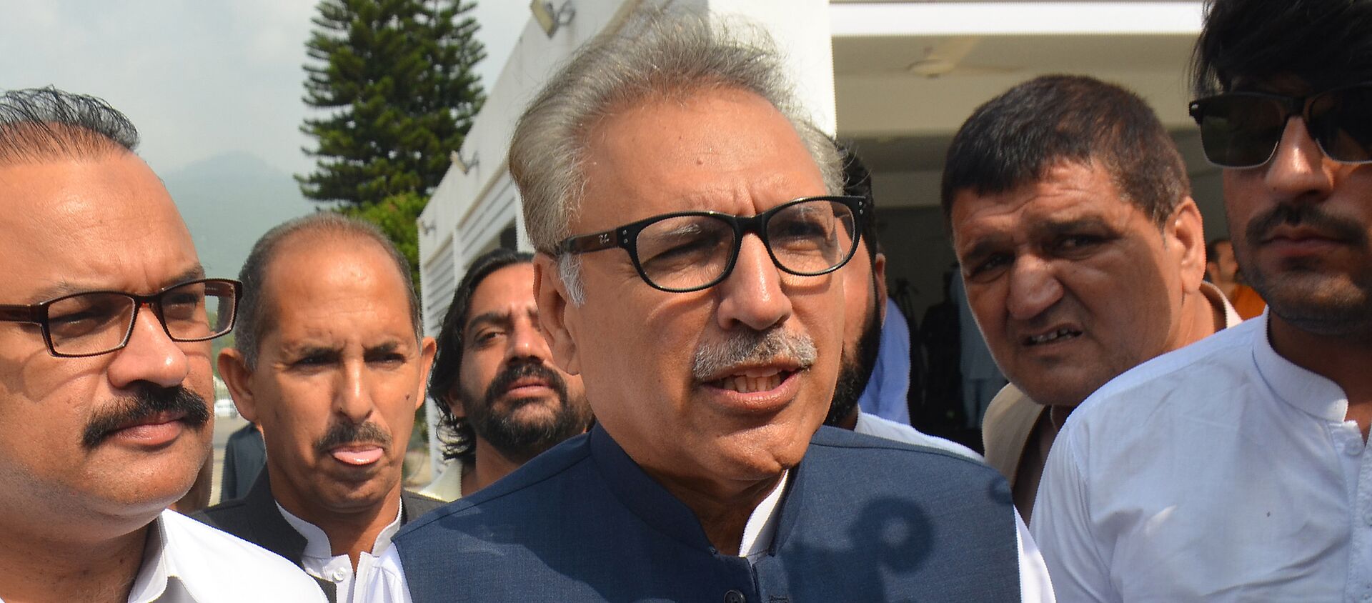 Leader of ruling Pakistan Tehreek-e-Insaf (PTI) party and president candidate Arif Alvi (C) arrives before the president election at the National Assembly in Islamabad - 俄羅斯衛星通訊社, 1920, 17.02.2021