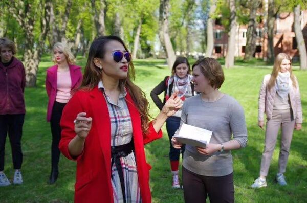 王月晗和学生们在做活动 - 俄罗斯卫星通讯社