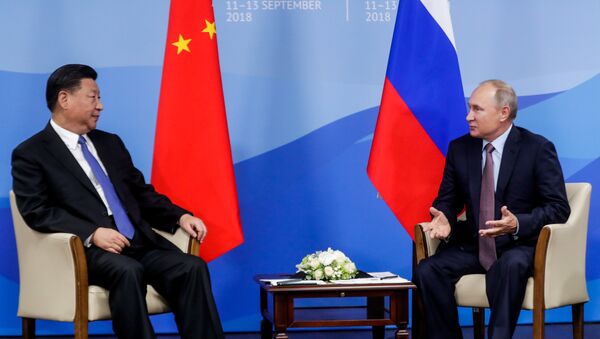 Russian President Putin speaks with Chinese President Xi Jinping during their meeting on the sidelines of the Eastern Economic Forum in Vladivostok - 俄罗斯卫星通讯社