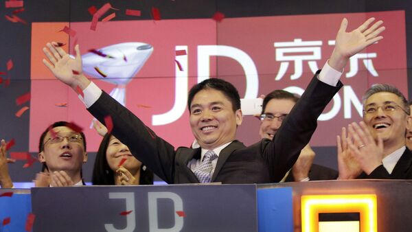Liu Qiangdong, also known as Richard Liu, CEO of JD.com, raises his arms to celebrate the IPO for his company at the Nasdaq MarketSite, in New York - 俄罗斯卫星通讯社