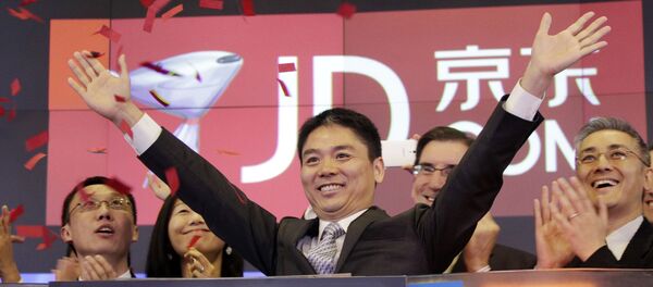 Liu Qiangdong, also known as Richard Liu, CEO of JD.com, raises his arms to celebrate the IPO for his company at the Nasdaq MarketSite, in New York Liu Qiangdong, also known as Richard Liu, CEO of JD.com, raises his arms to celebrate the IPO for his company at the Nasdaq MarketSite, in New York - 俄罗斯卫星通讯社