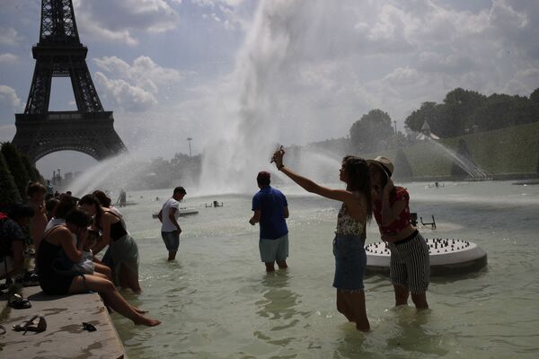  遊客在法國巴黎埃菲爾鐵塔附近的Trocadero噴泉 - 俄羅斯衛星通訊社