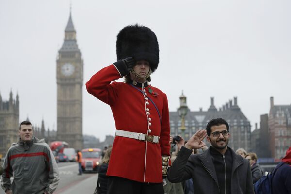 伦敦卫兵在与游客摆拍 - 俄罗斯卫星通讯社