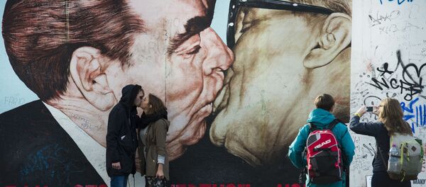 游客亲吻德国柏林墙 游客亲吻德国柏林墙 - 俄罗斯卫星通讯社