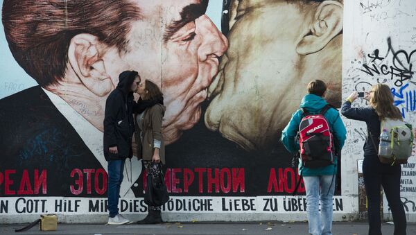 游客亲吻德国柏林墙 - 俄罗斯卫星通讯社