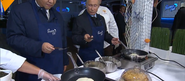 普京同习近平亲手制作鱼子酱薄饼 - 俄罗斯卫星通讯社