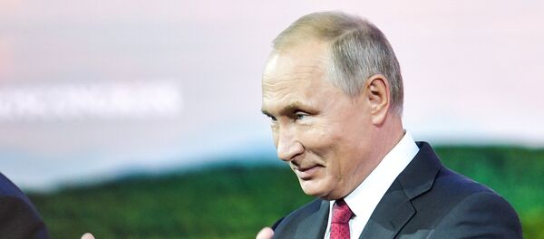 Russian President Vladimir Putin greets the audience as he attends a session of the Eastern Economic Forum in Vladivostok - 俄羅斯衛星通訊社