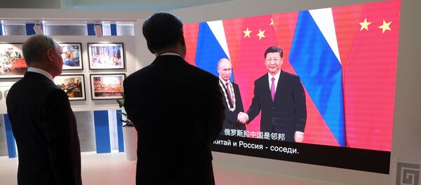 普京与习近平参观东方经济论坛俄中合作历史摄影展 - 俄罗斯卫星通讯社