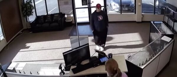 美国男子抢劫不成反丢枪掉裤子 - 俄罗斯卫星通讯社