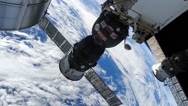俄航天集团：“联盟”号上的窟窿不会影响飞船返回地球 - 俄罗斯卫星通讯社