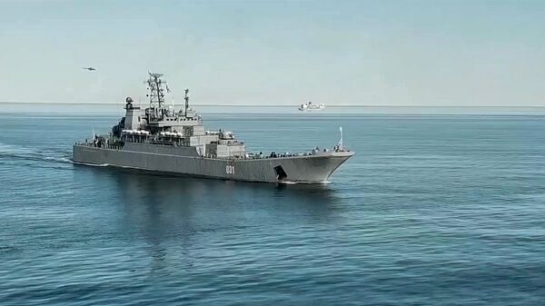 俄太平洋艦隊大型登陸艦穿越津輕海峽 - 俄羅斯衛星通訊社