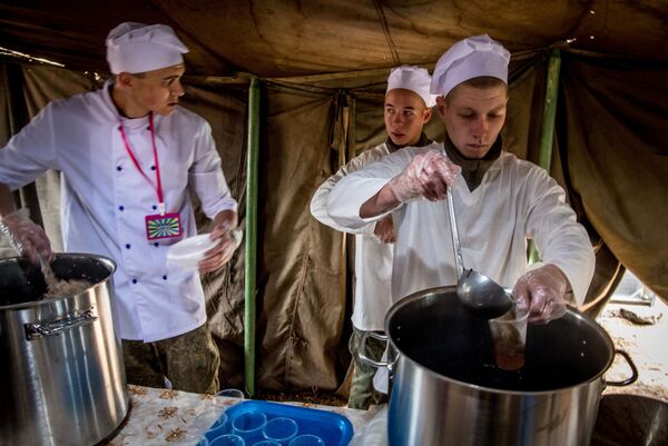 參加在赤塔州訓練場舉行的東方-2018演習的廚師們 - 俄羅斯衛星通訊社