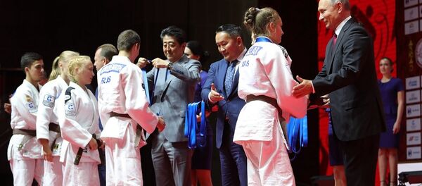 俄日蒙领导人观看符拉迪沃斯托克国际柔道赛决赛 俄日蒙领导人观看符拉迪沃斯托克国际柔道赛决赛 - 俄罗斯卫星通讯社