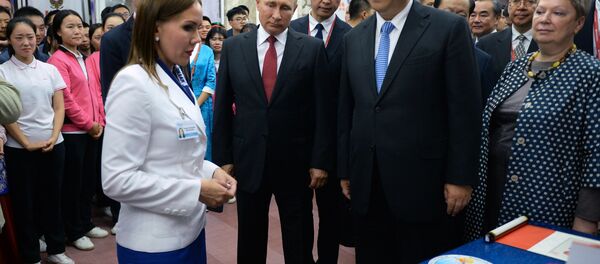 習近平在兒童中心獲贈肖像畫 習近平在兒童中心獲贈肖像畫 - 俄羅斯衛星通訊社