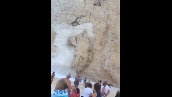 希腊一个受欢迎的海滩发生岩壁坍塌 - 俄罗斯卫星通讯社