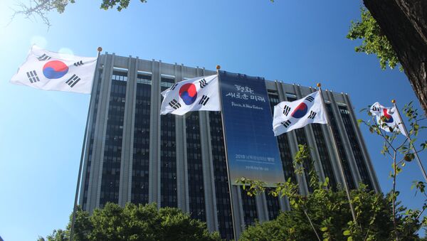 首尔政府大楼上悬挂着印着朝韩首脑会议主要口号的横幅。上面写着: 和平，新的未来 - 俄罗斯卫星通讯社