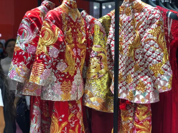 一位品牌传统礼服制作公司的代表说, 中国人结婚的婚礼上，敬酒服是一定要要的，因为在请客喝酒、跟朋友庆祝时，作为主人要穿着得体，婚纱并不适合这样的场合，红色的旗袍或改良式旗袍更适合，所以这两年旗袍成为婚礼必备的衣服 - 俄罗斯卫星通讯社