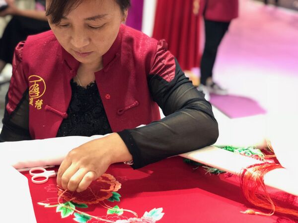 是的，年龄确实在增长。这跟现在许多人住在城市里谋生有关。鉴于经济状况一年年变好，他们不仅想举办婚礼，还想要一个很棒的仪式，而这需要钱。过去是经济状况决定婚礼规模，而现在正相反。 本色旅拍公司一位姓赵的代表说道。 - 俄罗斯卫星通讯社