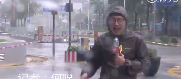 Стекло упало и разбилось за спиной журналиста - 俄羅斯衛星通訊社