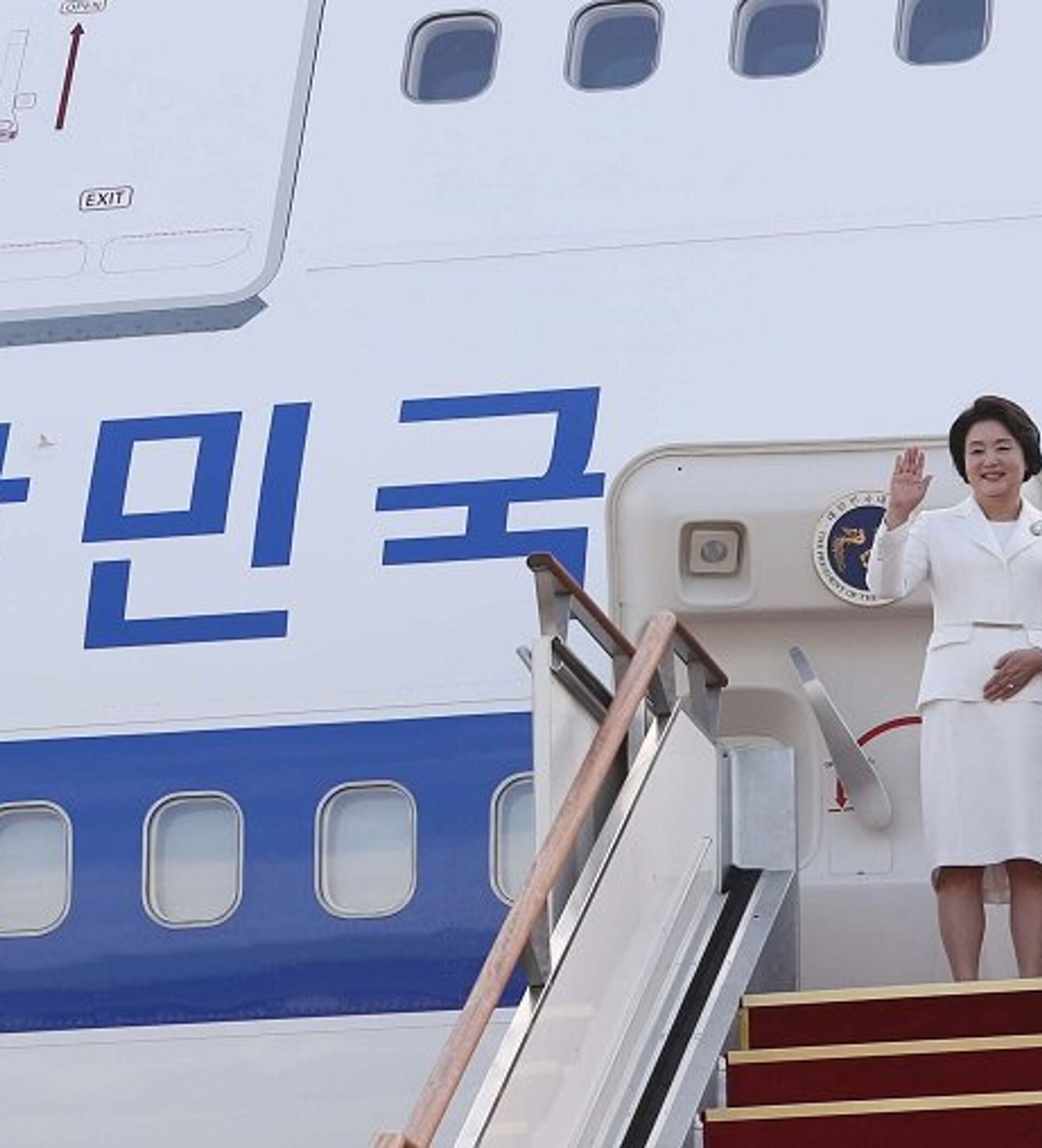 韩国总统文在寅抵达美国 向人群挥手致意